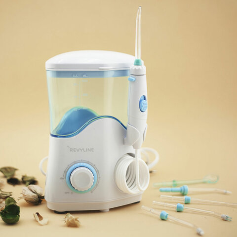 Ирригатор для полости рта REVYLINE RL 100, стационарный, емкость резервуара 0,6 л, 7 насадок